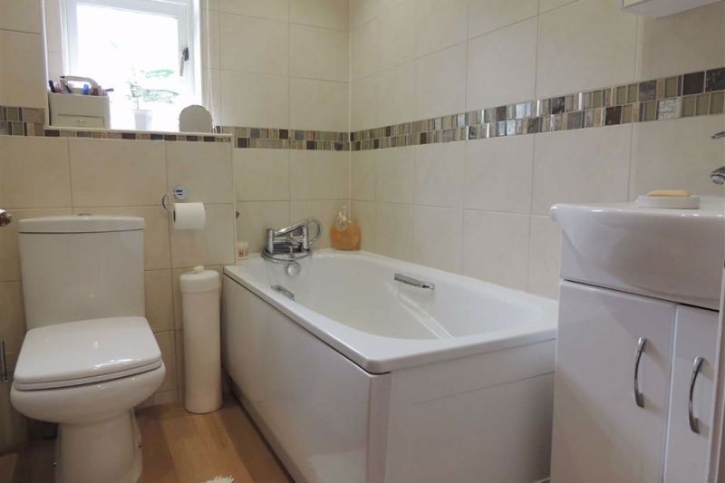 Family Bathroom - Wyne Close, Hazel Grove, Stockport