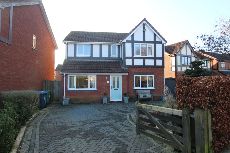 4 bed Detached House For Sale