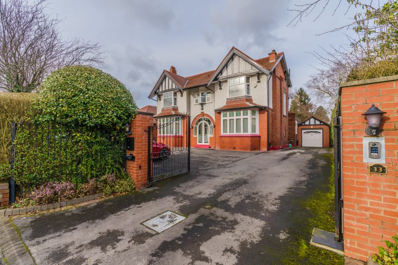 5 bed Detached House For Sale